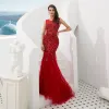 Luksusowe Czerwone Sukienki Wieczorowe 2020 Syrena / Rozkloszowane Przezroczyste Wycięciem Bez Rękawów Frezowanie Cekiny Pióro Trenem Sweep Wzburzyć Bez Pleców Sukienki Wizytowe