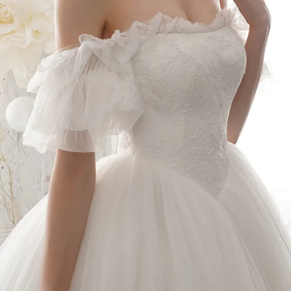 Schlicht Ivory / Creme Brautkleider / Hochzeitskleider 2020 A Linie Off Shoulder Geschwollenes Kurze Ärmel Rückenfreies Applikationen Spitze Kapelle-Schleppe Rüschen