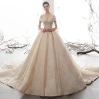 Luxus / Herrlich Champagner Brautkleider / Hochzeitskleider 2020 A Linie Off Shoulder Kurze Ärmel Rückenfreies Perlenstickerei Glanz Tülle Kathedrale Schleppe Rüschen
