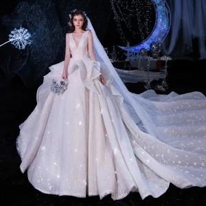 Luxus Herrlich Champagner Brautkleider Hochzeitskleider Ballkleid 2020 Tiefer V Ausschnitt Ärmellos Rückenfreies Glanz Tülle Applikationen Spitze Perlenstickerei Kathedrale Schleppe Rüschen