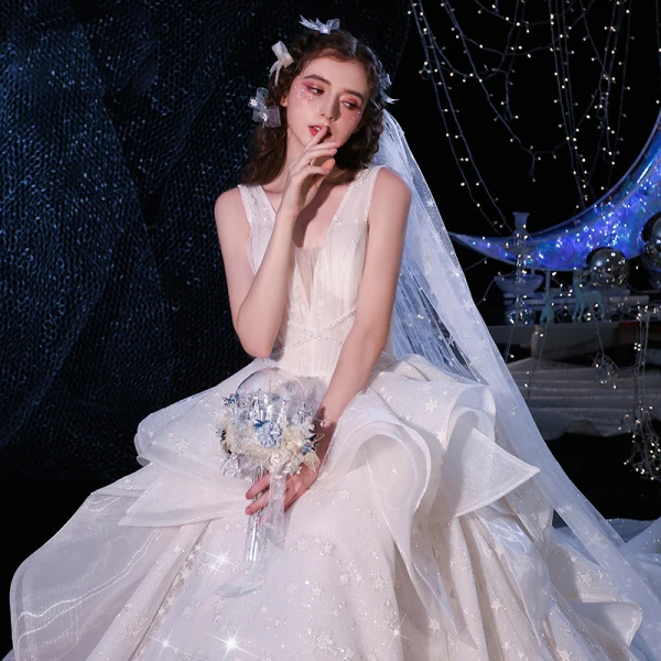 Luxe Champagne Trouwjurken Baljurk 2020 Diepe v-hals Mouwloos Ruglooze Glans Tule Appliques Kant Kralen Cathedral Train Ruche