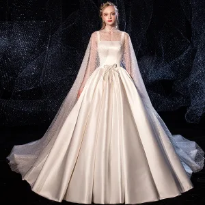 Chic Belle Ivoire Satin Robe De Mariée Avec Cape 2020 Princesse Épaules Sans Manches Dos Nu Perlage Chapel Train Volants