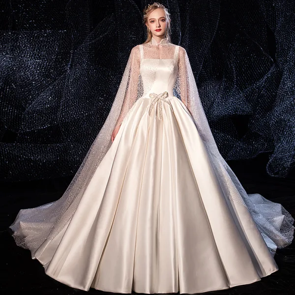 Schöne Ivory / Creme Satin Brautkleider / Hochzeitskleider Mit Umhang 2020 A Linie Schultern Ärmellos Rückenfreies Perlenstickerei Kapelle-Schleppe Rüschen