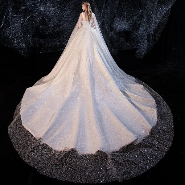 Schöne Ivory / Creme Satin Brautkleider / Hochzeitskleider Mit Umhang 2020 A Linie Schultern Ärmellos Rückenfreies Perlenstickerei Kapelle-Schleppe Rüschen