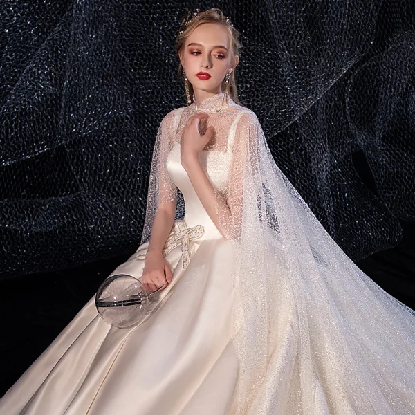 Schöne Ivory / Creme Satin Brautkleider / Hochzeitskleider Mit Umhang 2020 A Linie Schultern Ärmellos Rückenfreies Perlenstickerei Kapelle-Schleppe Rüschen