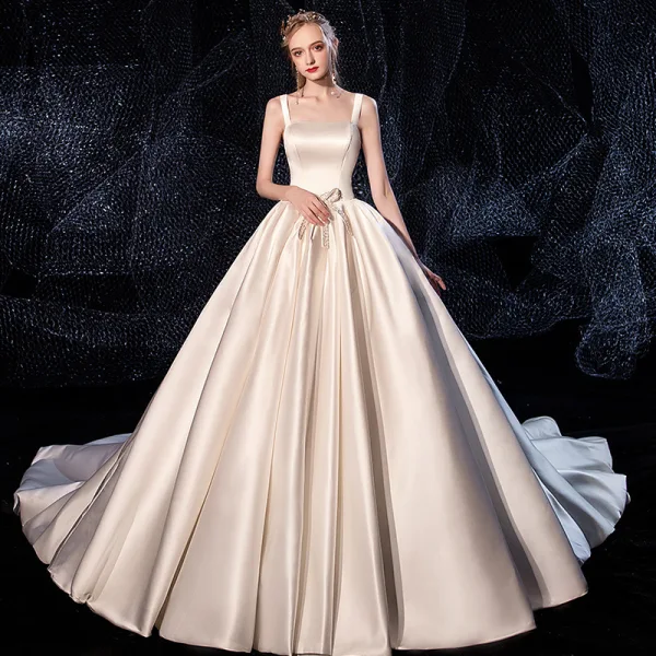 Schöne Ivory / Creme Satin Brautkleider / Hochzeitskleider Mit Umhang 2020 A Linie Schultern Ärmellos Rückenfreies Perlenstickerei Kapelle-Schleppe Rüschen