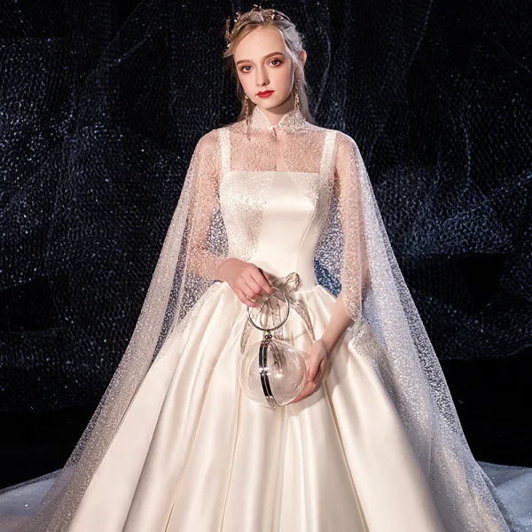 Schöne Ivory / Creme Satin Brautkleider / Hochzeitskleider Mit Umhang 2020 A Linie Schultern Ärmellos Rückenfreies Perlenstickerei Kapelle-Schleppe Rüschen