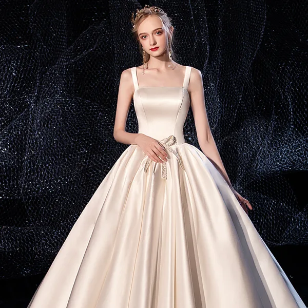 Schöne Ivory / Creme Satin Brautkleider / Hochzeitskleider Mit Umhang 2020 A Linie Schultern Ärmellos Rückenfreies Perlenstickerei Kapelle-Schleppe Rüschen