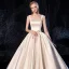 Schöne Ivory / Creme Satin Brautkleider / Hochzeitskleider Mit Umhang 2020 A Linie Schultern Ärmellos Rückenfreies Perlenstickerei Kapelle-Schleppe Rüschen