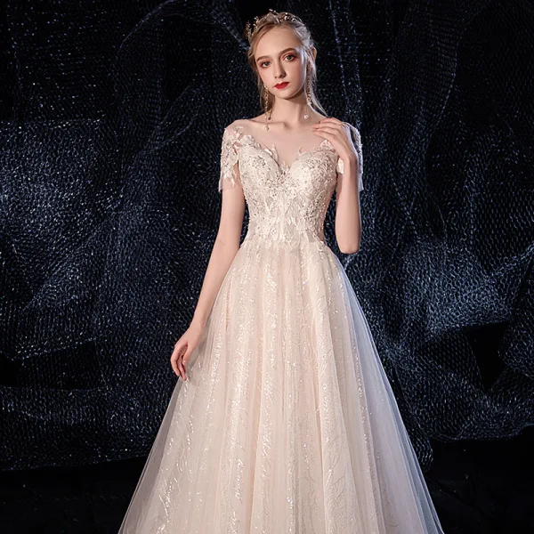 Élégant Champagne Robe De Mariée 2020 Princesse Transparentes Encolure Dégagée Manches Courtes Dos Nu Glitter Tulle Appliques En Dentelle Perlage Tribunal Train Volants