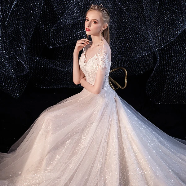 Élégant Champagne Robe De Mariée 2020 Princesse Transparentes Encolure Dégagée Manches Courtes Dos Nu Glitter Tulle Appliques En Dentelle Perlage Tribunal Train Volants