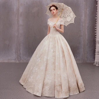 Luxe Champagne Jardin Extérieur Robe De Mariée 2020 Princesse V Cou Manches Courtes Dos Nu Perlage Perle Appliques En Dentelle Longue Volants
