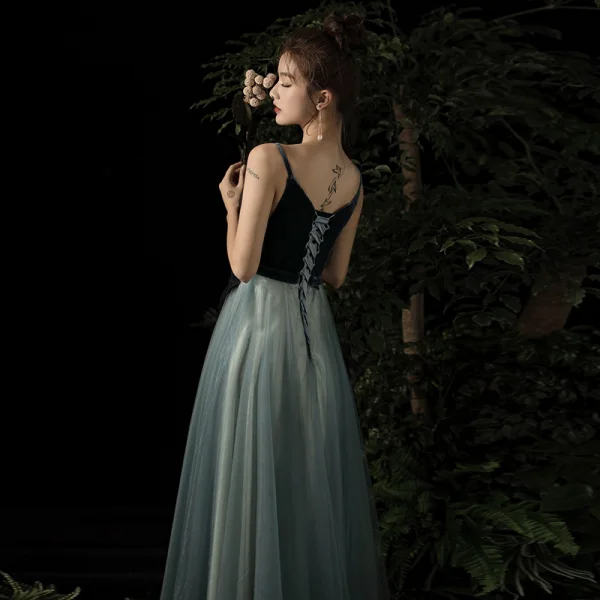 Élégant Bleu D'encre Robe De Soirée 2020 Princesse Bretelles Spaghetti Sans Manches Longue Volants Dos Nu Robe De Ceremonie