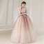 Charmant Rosa Ballkleider 2020 Ballkleid Off Shoulder Kurze Ärmel Glanz Tülle Applikationen Spitze Perlenstickerei Feder Lange Rüschen Rückenfreies Festliche Kleider