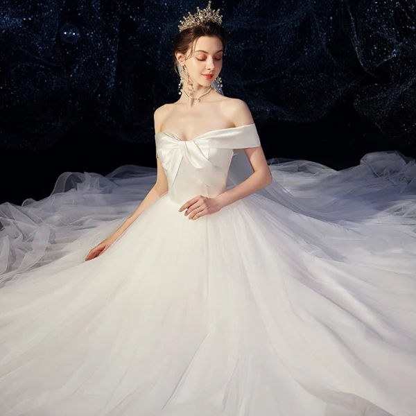 Élégant Ivoire Satin Robe De Mariée 2020 Princesse De l'épaule Manches Courtes Dos Nu Chapel Train Volants