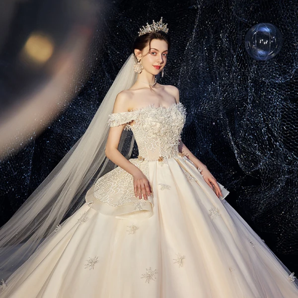 Schöne Champagner Brautkleider / Hochzeitskleider 2020 Ballkleid Off Shoulder Kurze Ärmel Rückenfreies Perlenstickerei Applikationen Spitze Kapelle-Schleppe Rüschen