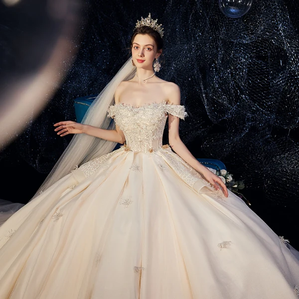 Schöne Champagner Brautkleider / Hochzeitskleider 2020 Ballkleid Off Shoulder Kurze Ärmel Rückenfreies Perlenstickerei Applikationen Spitze Kapelle-Schleppe Rüschen