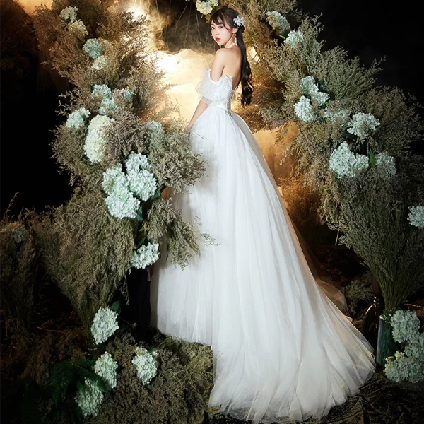 Schöne Ivory / Creme Brautkleider / Hochzeitskleider 2020 A Linie Off Shoulder Geschwollenes Kurze Ärmel Rückenfreies Applikationen Spitze Rüschen Sweep / Pinsel Zug