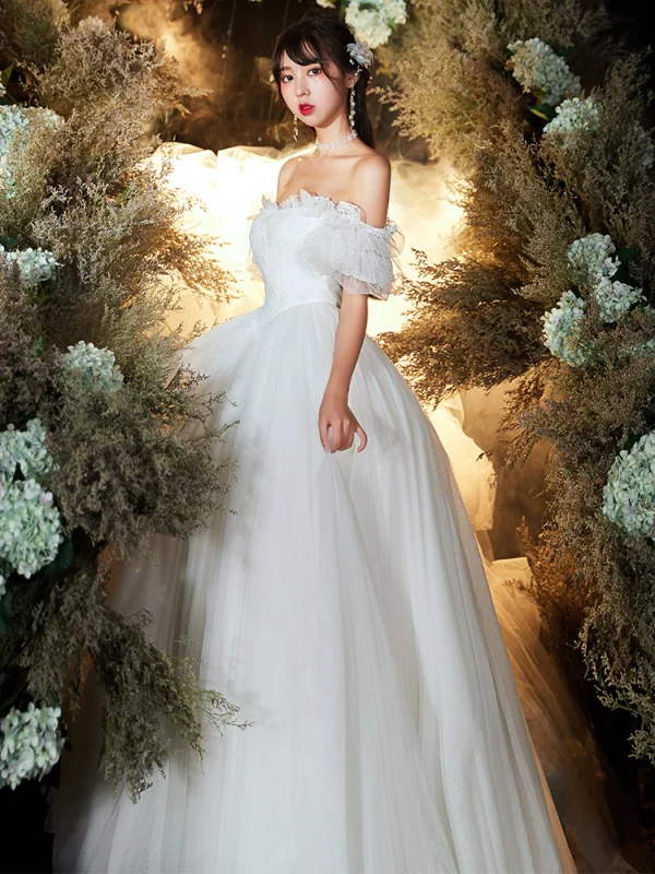 Schöne Ivory / Creme Brautkleider / Hochzeitskleider 2020 A Linie Off Shoulder Geschwollenes Kurze Ärmel Rückenfreies Applikationen Spitze Rüschen Sweep / Pinsel Zug
