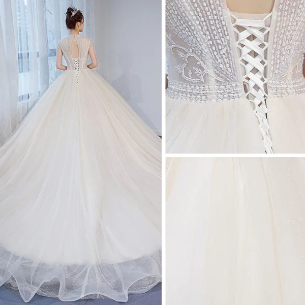Charmant Champagner Durchsichtige Brautkleider / Hochzeitskleider 2020 Ballkleid Rundhalsausschnitt Ärmel Rückenfreies Perlenstickerei Glanz Tülle Kapelle-Schleppe Rüschen