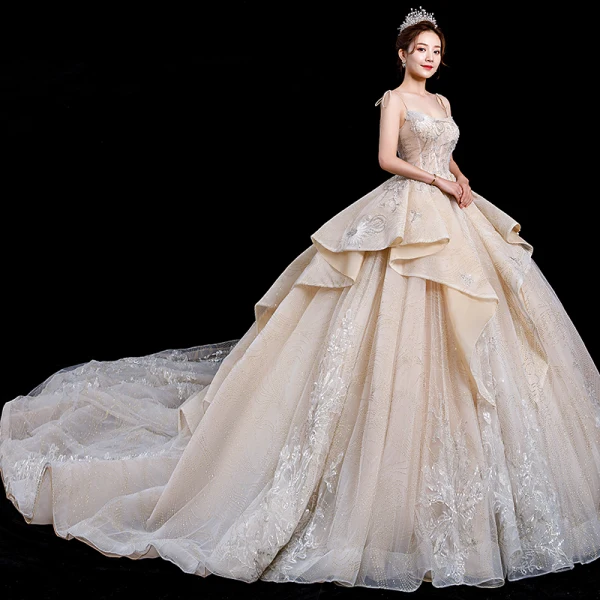 Atemberaubend Champagner Brautkleider / Hochzeitskleider 2020 Ballkleid Spaghettiträger Ärmellos Rückenfreies Glanz Tülle Applikationen Spitze Perlenstickerei Königliche Schleppe Rüschen