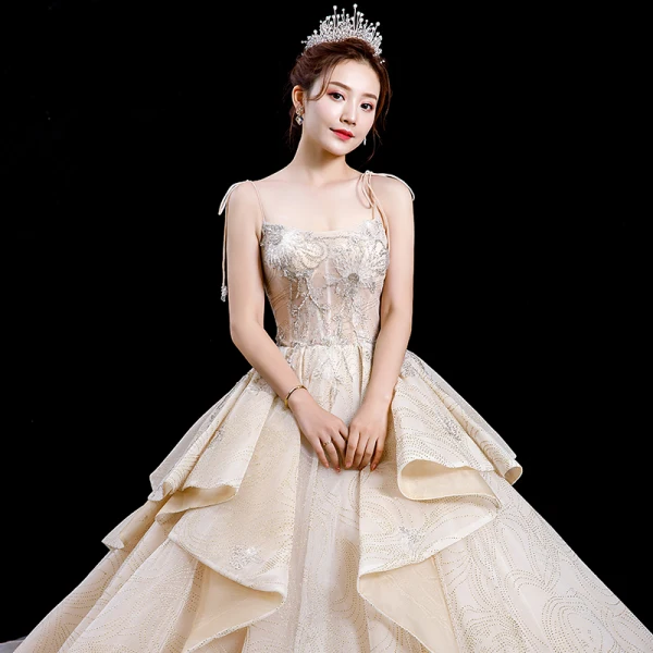 Atemberaubend Champagner Brautkleider / Hochzeitskleider 2020 Ballkleid Spaghettiträger Ärmellos Rückenfreies Glanz Tülle Applikationen Spitze Perlenstickerei Königliche Schleppe Rüschen