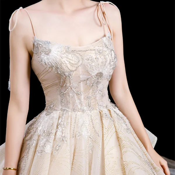 Atemberaubend Champagner Brautkleider / Hochzeitskleider 2020 Ballkleid Spaghettiträger Ärmellos Rückenfreies Glanz Tülle Applikationen Spitze Perlenstickerei Königliche Schleppe Rüschen