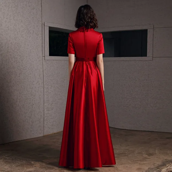 Chic / Belle Rouge Satin Robe De Soirée 2020 Princesse Col Haut Manches Courtes Appliques Fleur Ceinture Longue Volants Robe De Ceremonie
