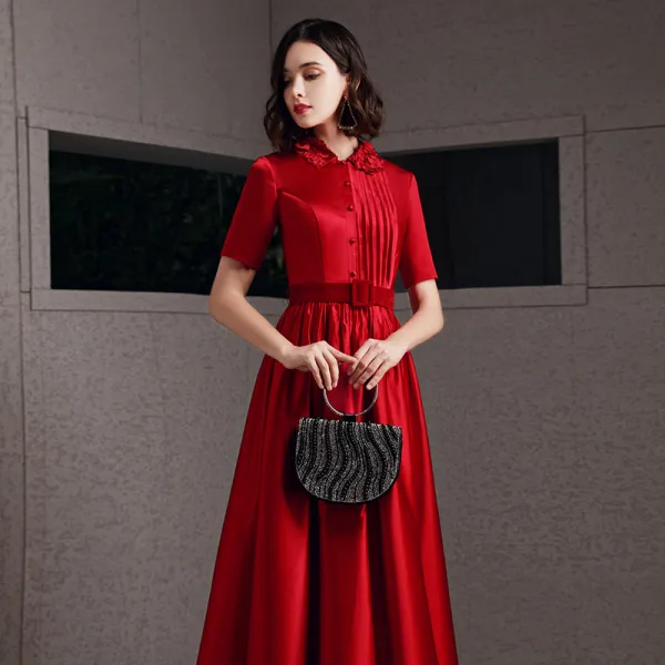 Chic / Belle Rouge Satin Robe De Soirée 2020 Princesse Col Haut Manches Courtes Appliques Fleur Ceinture Longue Volants Robe De Ceremonie