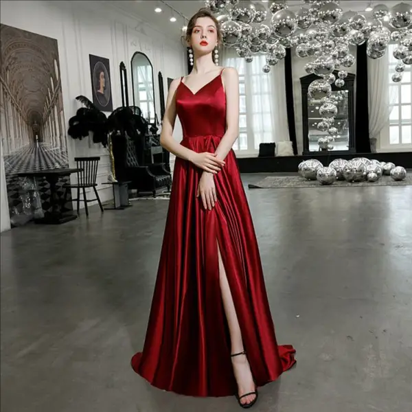 Sexy Burgunderrot Satin Abendkleider 2020 A Linie Spaghettiträger Ärmellos Gespaltete Front Sweep / Pinsel Zug Rüschen Rückenfreies Festliche Kleider