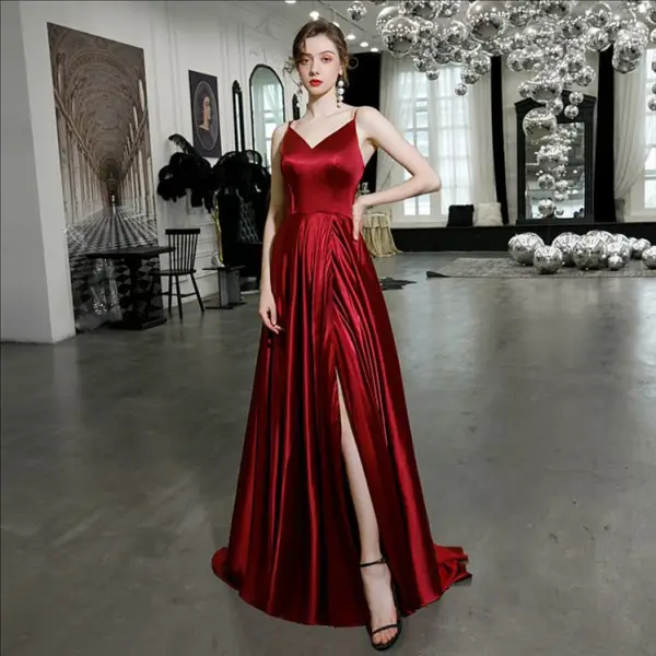 Sexy Burgunderrot Satin Abendkleider 2020 A Linie Spaghettiträger Ärmellos Gespaltete Front Sweep / Pinsel Zug Rüschen Rückenfreies Festliche Kleider