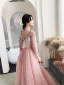 Chic / Belle Rose Bonbon Robe De Soirée 2020 Princesse V-Cou Manches Longues Appliques En Dentelle Longue Volants Dos Nu Robe De Ceremonie