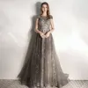 Eleganckie Szary Przezroczyste Sukienki Wieczorowe 2020 Princessa Kwadratowy Dekolt Bez Rękawów Cekiny Frezowanie Trenem Sweep Wzburzyć Bez Pleców Sukienki Wizytowe