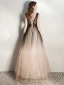 Chic / Belle Noire Dégradé De Couleur Robe De Soirée 2020 Princesse Col v profond Sans Manches Glitter Tulle Longue Volants Dos Nu Robe De Ceremonie