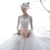 Snygga / Fina Vita Genomskinliga Bröllopsklänningar 2020 Prinsessa Urringning Långärmad Halterneck Appliqués Spets Chapel Train Ruffle