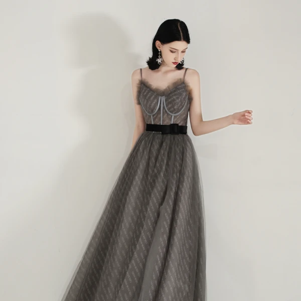 Chic / Belle Gris Robe De Soirée 2020 Princesse Bretelles Spaghetti Sans Manches Noeud Ceinture Fendue devant Longue Volants Dos Nu Robe De Ceremonie