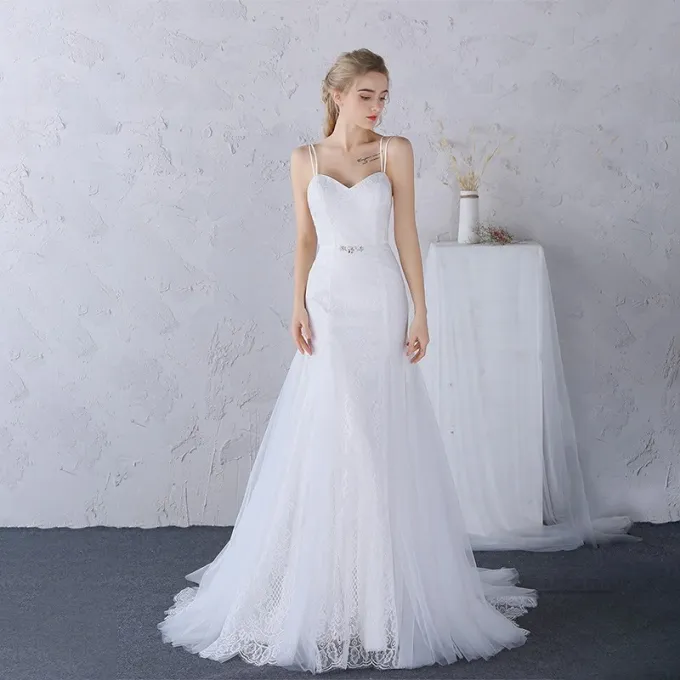 Enkel Kirke Brudekjoler 2017 Blonder Appliques Perle Sash Ryggløse Skuldre Kjæreste Uten Ermer Domstol Tog Hvit Trompet Havfrue