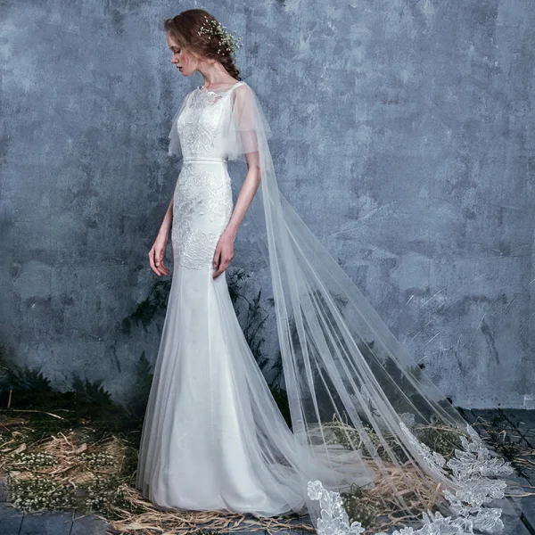 Élégant Ivoire Transparentes Été Robe De Mariée 2018 Trompette / Sirène Encolure Dégagée Manches Courtes Dos Nu Appliques En Dentelle Volants Watteau Train