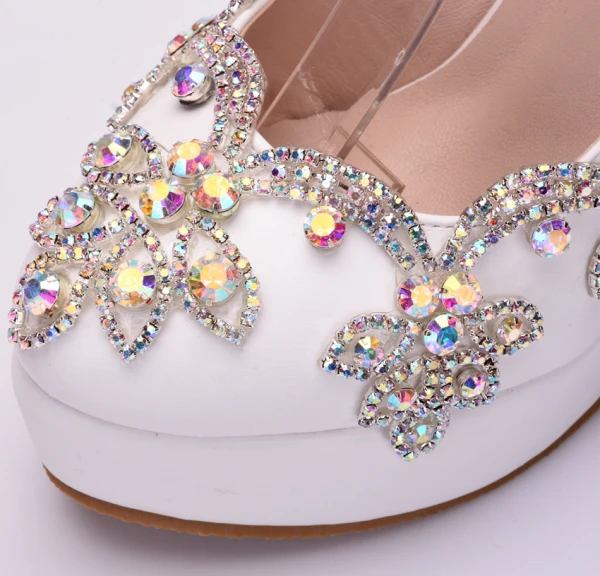 Glittrande Vita Brudskor 2018 Rhinestone Kristall Pande Zote Toe Bröllop Kilklackar Sandaler