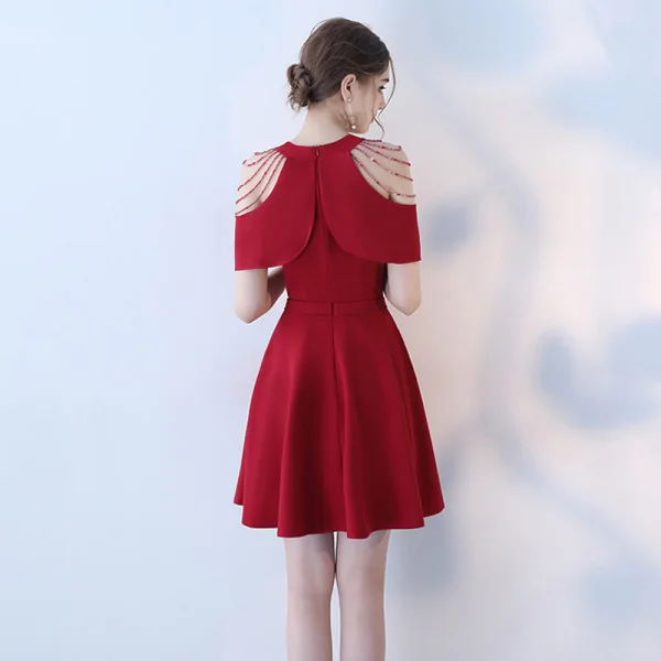 Simple Bleu Roi de retour Robe De Graduation 2018 Princesse Perlage épaules Manches Courtes Courte Robe De Ceremonie