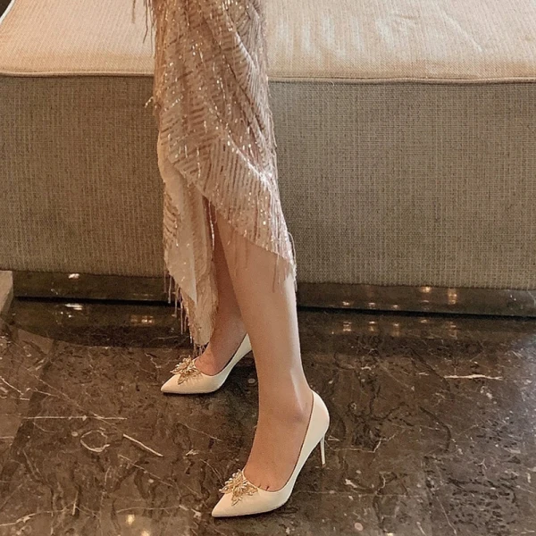 Schöne Ivory / Creme Abend Strass Schmetterling Pumps 2021 Leder 8 cm Stilettos Spitzschuh Pumps Hochhackige