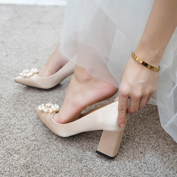 Edles Champagner Satin Brautschuhe 2020 Perle Strass 9 cm Thick Heels Spitzschuh Hochzeit Pumps