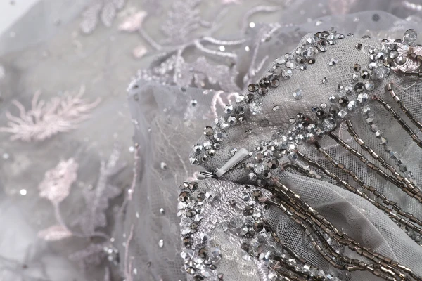 Luxe Gris Fait main Perlage Robe De Soirée 2020 Princesse Col v profond Cristal Faux Diamant En Dentelle Fleur Manches Longues Train De Balayage Robe De Ceremonie