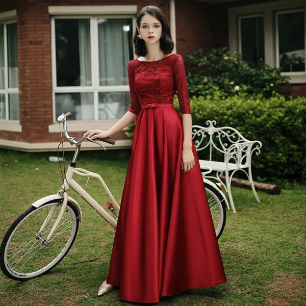 Modest / Simple Red Satin Bridesmaid Dresses 2021 A-Line / Princess Scoop Neck Bow Lace Flower 1/2 Sleeves Backless Floor-Length / Long Wedding Party Dresses