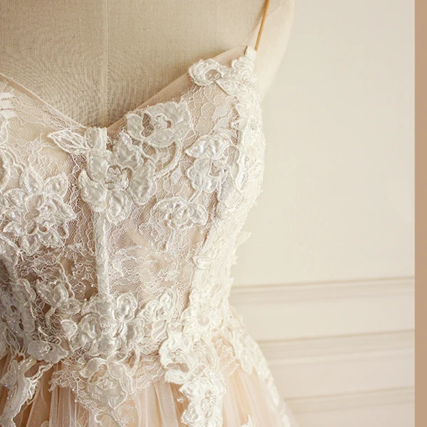 Elegant Champagne Wedding Dresses 2018 A-Line / Princess Beading Lace Appliques Spaghetti Straps Backless Sleeveless Chapel Train Wedding