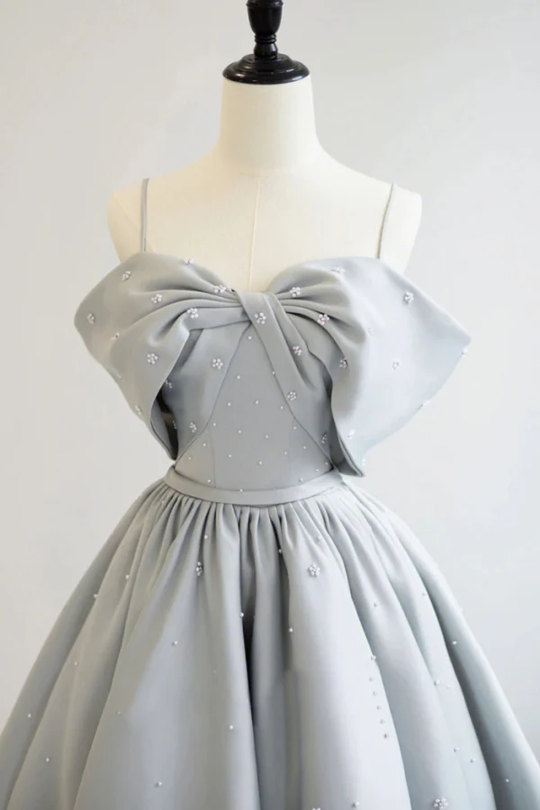 Chic Gris Perlage Satin Noeud Robe De Bal 2024 Princesse Bretelles Spaghetti Sans Manches Dos Nu Longue Promo Robe De Ceremonie