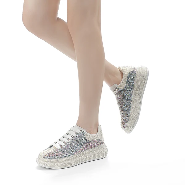 Charmig Multi-Färger Platt Bröllop Rhinestone Pärla Sneakers 2022 Läder Pande Zote Toe Brudskor