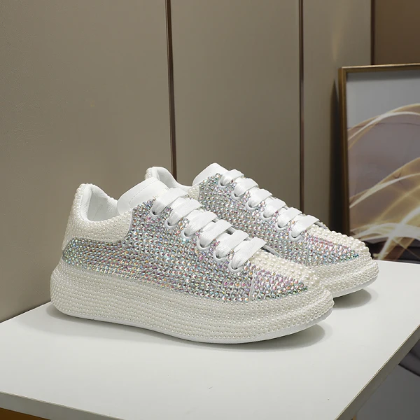 Charmig Multi-Färger Platt Bröllop Rhinestone Pärla Sneakers 2022 Läder Pande Zote Toe Brudskor