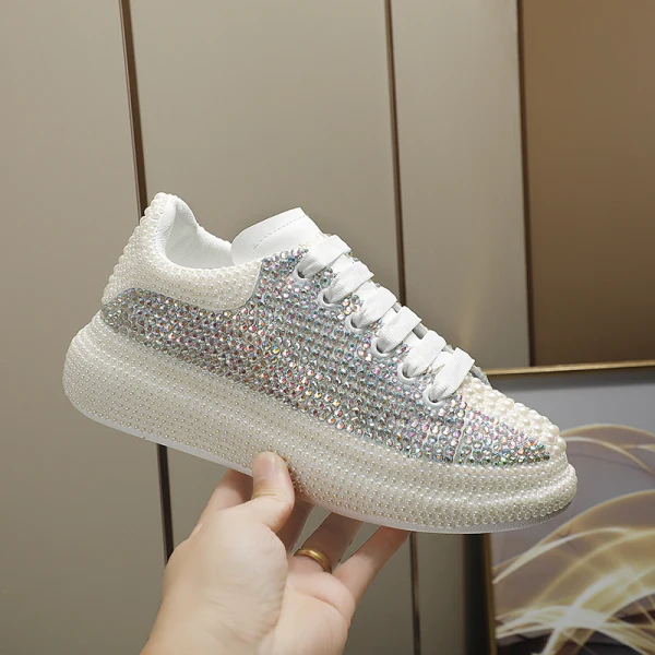 Charmig Multi-Färger Platt Bröllop Rhinestone Pärla Sneakers 2022 Läder Pande Zote Toe Brudskor