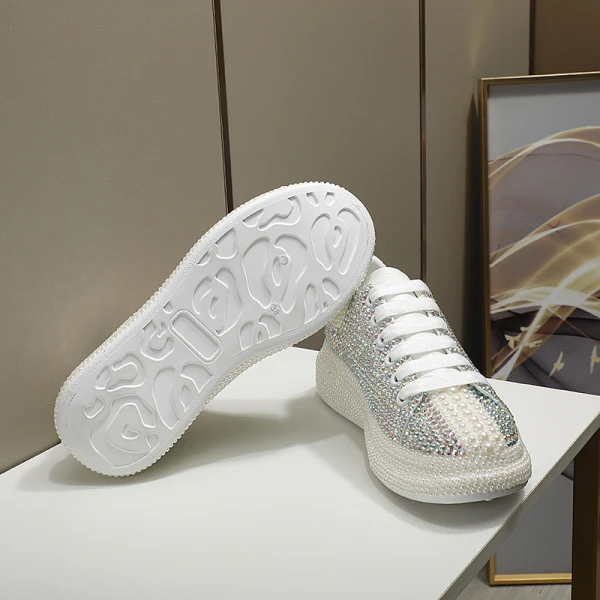 Charmig Multi-Färger Platt Bröllop Rhinestone Pärla Sneakers 2022 Läder Pande Zote Toe Brudskor